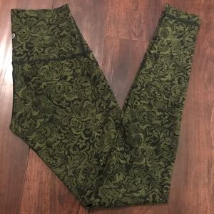 High waist lululemon Wunder Under leggings size 6